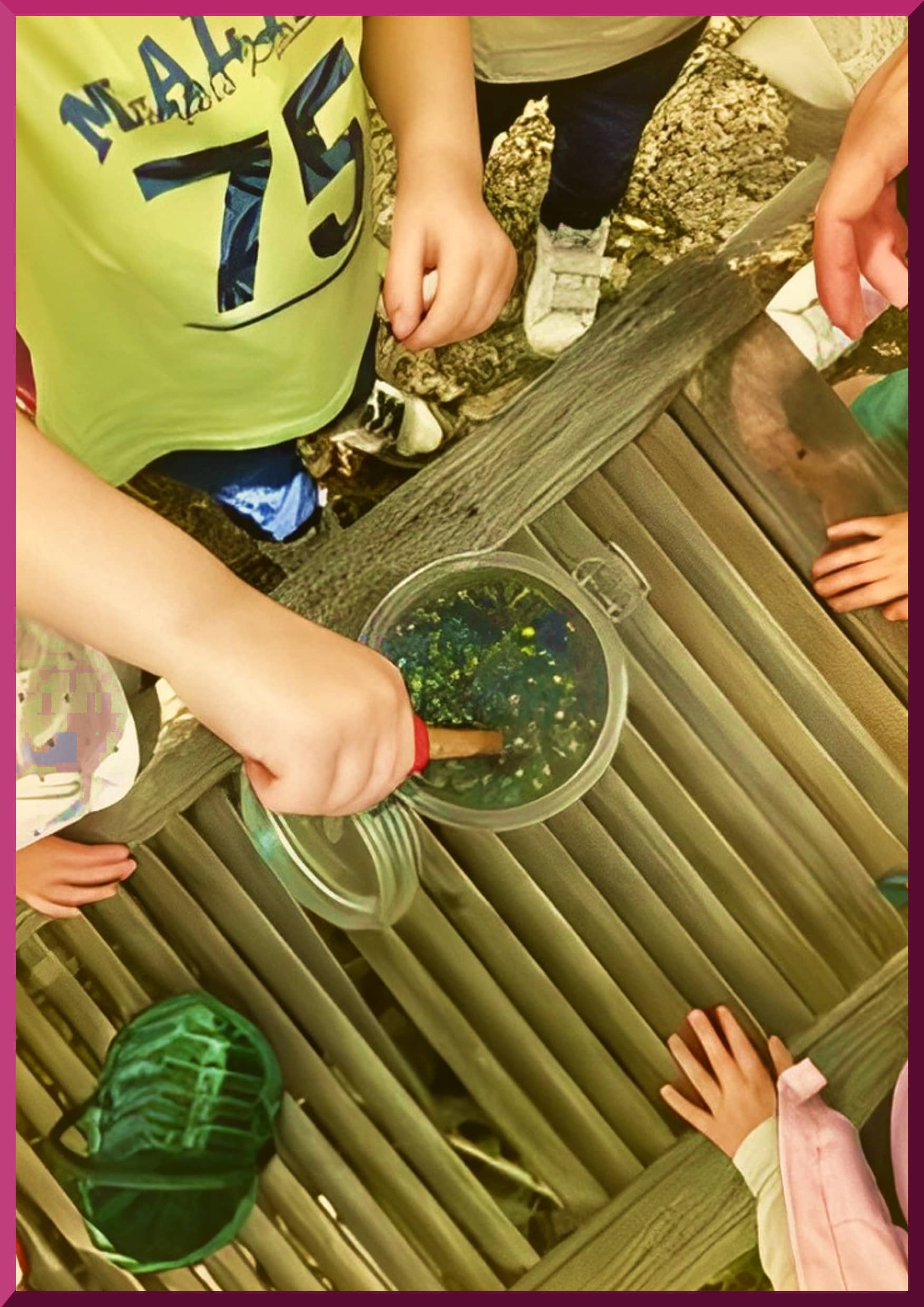 Des enfants participant à l'élaboration d'un macérât à base de produits naturels